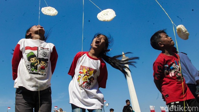 Pesta Rakyat HUT ke-80 Republik Indonesia di kawasan Monas, Jakarta, Minggu (17/8/2025), berlangsung meriah dengan berbagai lomba khas 17 Agustus yang diikuti warga secara gratis.
