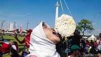 Kemeriahan semakin terasa dengan dekorasi merah putih yang menghiasi area Monas. Sejumlah panggung hiburan rakyat juga turut menambah semarak perayaan kemerdekaan.
