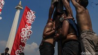 Salah satu yang paling ditunggu adalah panjat pinang. Puluhan peserta berusaha meraih hadiah yang tergantung di puncak batang pinang yang licin. Penonton pun bersorak setiap kali ada tim yang hampir mencapai puncak.