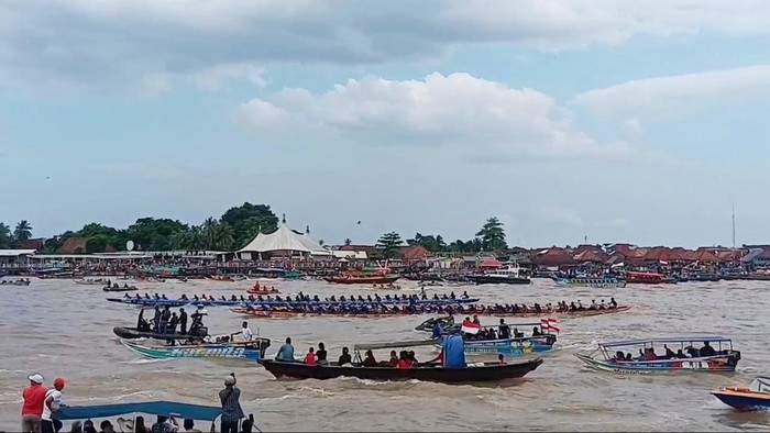 Lomba perahu bidar di Palembang