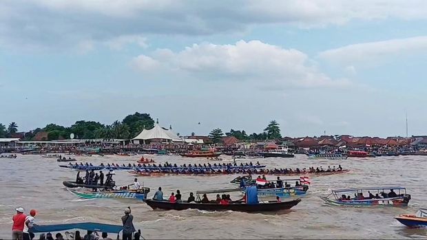 Lomba perahu bidar di Palembang