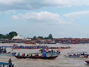 Video: Keseruan Lomba Perahu Bidar Pacu Jalur di Palembang