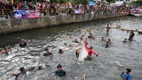 Warga antusias mengikuti lomba menangkap bebek di aliran Sungai Lampaseh, Banda Aceh, Aceh, Minggu (17/8/2025). ANTARA FOTO/Irwansyah Putra