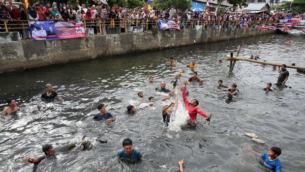 Lomba Tangkap Bebek di Aceh Meriahkan HUT ke-80 RI