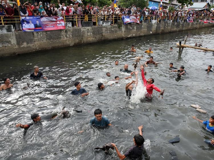 Lomba Tangkap Bebek di Aceh Meriahkan HUT ke-80 RI