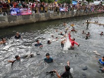 Lomba Tangkap Bebek di Aceh Meriahkan HUT ke-80 RI