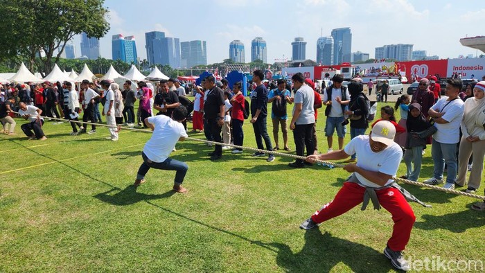 Lomba tarik tambang hingga balap karung ramaikan pesta rakyat HUT ke-80 RI di Monas. (Adrial/detikcom).