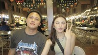 Tak hanya di Indonesia, artis 25 tahun itu juga kulineran bersama suaminya di Thailand. Seperti ini saat mereka menikmati pad thai di semacam pusat kuliner Thailand. Foto: Instagram @mahaliniraharja