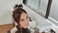 Istri Rizky Febian ini juga sering membagikan momen kulineran sendiri. Saat pulang kampung ke Bali, Mahalini terlihay mencoba membuat kue. Foto: Instagram @mahaliniraharja