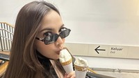 Jalan-jalan ke Ikea, pelantun lagu ‘Sisa Rasa’ itu sempat jajan. Ia dan Rizky Febian jajan es krim vanilla Ikea yang viral. Foto: Instagram @mahaliniraharja