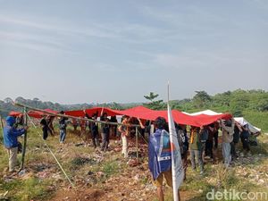 Mahasiswa Pandeglang Upacara Pengibaran Bendera HUT Ke-80 RI di TPA Bangkonol