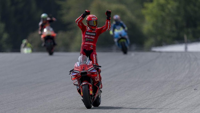SPIELBERG, AUSTRIA - AUGUST 16: Marc Marquez of Spain and Ducati Lenovo Team celebrates his victory in the Sprint Race during the MotoGP Of Austria - Sprint at RED BULL RING on August 16, 2025 at Spielberg, Austria. (Photo by Klaus Pressberger/SEPA.Media /Getty Images)