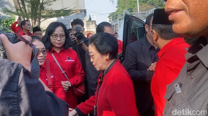 Megawati hadiri upacara di Sekolah Partai Lenteng Agung ( Devi Puspitasari/detikcom)