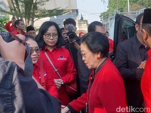 Megawati Hadiri Upacara HUT RI di Sekolah Partai, Disambut Sekjen Hasto