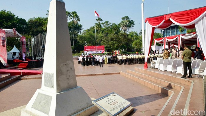 Memperingati Detik-detik Kemerdekaan di Tugu Proklamasi Penerus Keluarga Besar Pelajar Pejoang Kemerdekaan menyelenggarakan Upacara Detik-Detik Proklamasi Kemerdekaan RI ke-80 di Tugu Proklamasi, Jakarta, Minggu (17/8/2025).