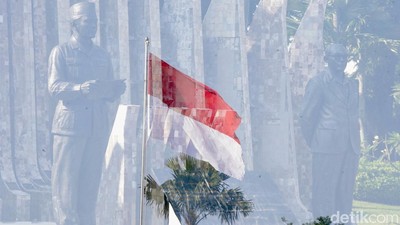 Memperingati Detik-detik Kemerdekaan di Tugu Proklamasi