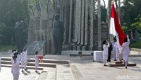 Upacara tersebut menjadi ajang meneguhkan kembali semangat perjuangan dan cinta Tanah Air di kalangan generasi penerus bangsa.