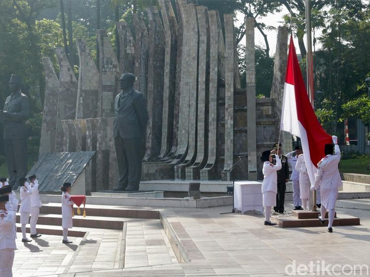 Napak Tilas Kemerdekaan di Tugu Proklamasi