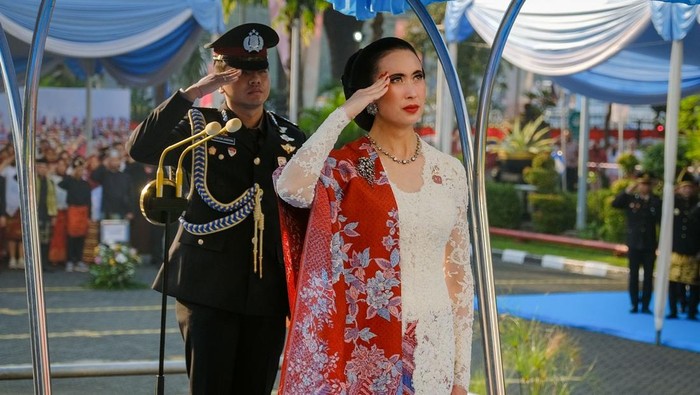 Mennpar Widiyanti Putri Wardhana Potret Menpar Widiyanti Putri Wardhana menjadi inspektur upacara HUR ke-80 Ri di Kantor Kemenpar, Jakarta Pusat.