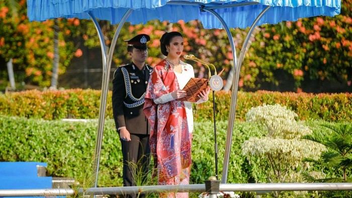 Mennpar Widiyanti Putri Wardhana Potret Menpar Widiyanti Putri Wardhana menjadi inspektur upacara HUR ke-80 Ri di Kantor Kemenpar, Jakarta Pusat.