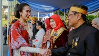 Pada pelaksanaan peringatan upacara HUT RI pagi ini, Menteri Pariwisata Widiyanti menyematkan secara simbolis Tanda Kehormatan Satyalancana Karya Satya dengan masa bakti 10, 20, 30 tahun, juga kepada 3 ASN Teladan dan berprestasi. (dok. Kemenpar)