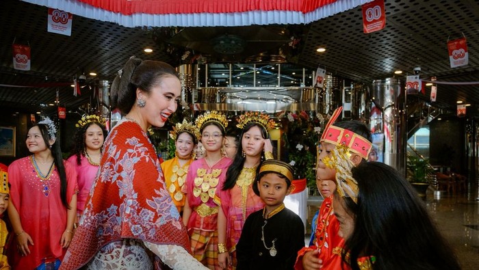 Mennpar Widiyanti Putri Wardhana Potret Menpar Widiyanti Putri Wardhana menjadi inspektur upacara HUR ke-80 Ri di Kantor Kemenpar, Jakarta Pusat.