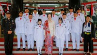Menpar Widiyanti bersama tim paskibra di kantor kemenpar. (dok. Kemenpar)
