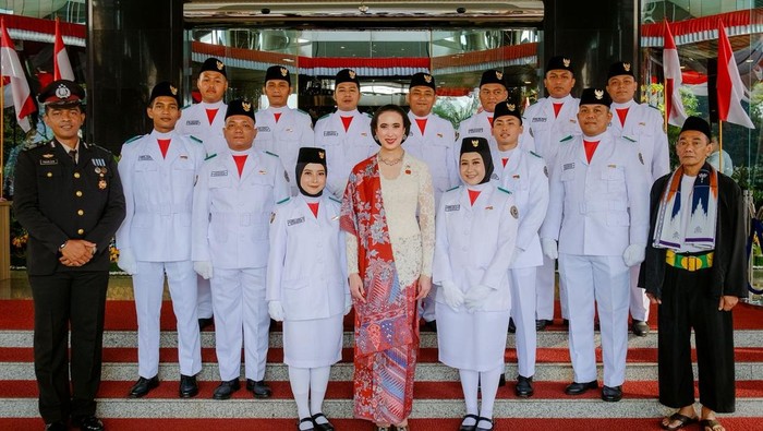 Mennpar Widiyanti Putri Wardhana Potret Menpar Widiyanti Putri Wardhana menjadi inspektur upacara HUR ke-80 Ri di Kantor Kemenpar, Jakarta Pusat.