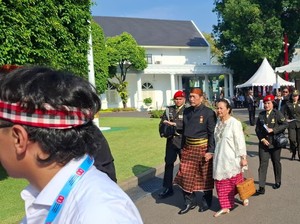 Luhut Pakai Baju Bugis di HUT RI Ke-80: Istri Saya Pilihkan