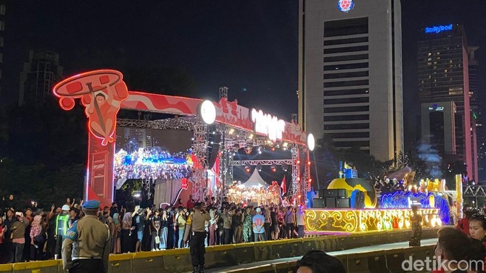 Menteri-menteri Kabinet Indonesia bersatu menaiki mobil Karnaval peringatan hari kemerdekaan Indonesia yang ke-80. (Devi/detikcom)