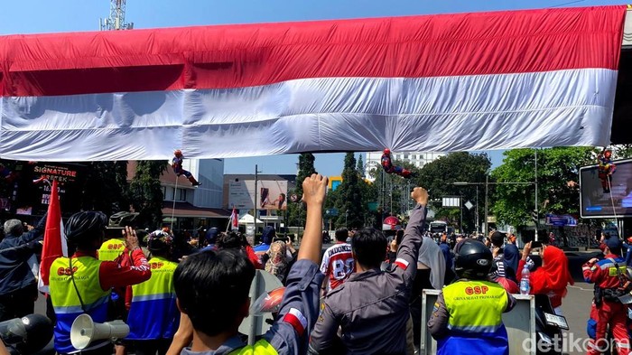 Merah putih raksasa berkibar di flyover Pasupati