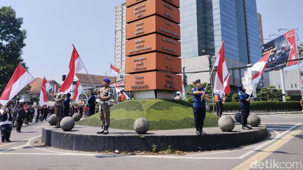 Momen hening 3 menit memperingati HUT ke-80 RI di Simpang Lima Kota Bandung, Minggu (17/8/2025)