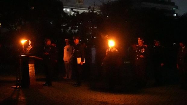 Momen khidmat Polda Riau gelar apel kehormatan dan renungan suci dalam memperingati HUT ke-80 RI di Taman Makam Pahlawan Kusuma Darma, Minggu (17/8/2025).