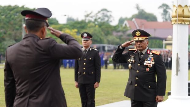 Momen pengibaran bendera Merah Putih pada HUT RI ke-80 di Polda Riau, Sabtu (17/8/2025).