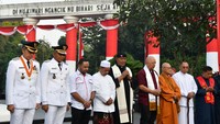 Wali Kota Bogor Dedie A Rachim (kiri) bersama Wakil Wali Kota Bogor Jenal Mutaqin (kedua kiri) dan pemuka agama mengikuti acara doa bersama lintas agama di Tugu Kujang, Kota Bogor, Jawa Barat, Minggu (17/8/2025). Doa bersama lintas agama yang merupakan rangkaian kegiatan satu dekade Festival Merah Putih 2025 tersebut selain dalam rangka memperingati HUT ke-80 Kemerdekaan Republik Indonesia sekaligus untuk menjaga kebersamaan antar umat beragama yang telah terjalin di Kota Bogor. ANTARA FOTO/Arif Firmansyah