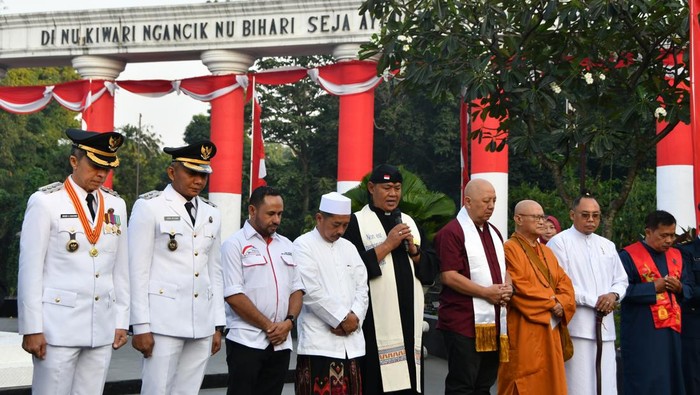 Momen Peringatan HUT Ke-80 RI di Tanah Air Wali Kota Bogor Dedie A Rachim (kiri) bersama Wakil Wali Kota Bogor Jenal Mutaqin (kedua kiri) dan pemuka agama mengikuti acara doa bersama lintas agama di Tugu Kujang, Kota Bogor, Jawa Barat, Minggu (17/8/2025). Doa bersama lintas agama yang merupakan rangkaian kegiatan satu dekade Festival Merah Putih 2025 tersebut selain dalam rangka memperingati HUT ke-80 Kemerdekaan Republik Indonesia sekaligus untuk menjaga kebersamaan antar umat beragama yang telah terjalin di Kota Bogor. ANTARA FOTO/Arif Firmansyah/bar