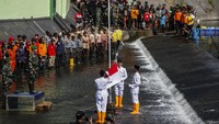 Anggota TNI dan relawan mengikuti upacara kemerdekaan di Sungai Kleco, Solo, Jawa Tengah, Minggu (17/8/2025). Kegiatan upacara di sungai tersebut digelar untuk peringatan HUT ke-80 Republik Indonesia sekaligus kampanye pelestarian lingkungan. ANTARAFOTO/Maulana Surya