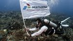 Momen PIS Gelar Upacara Bendera di Bawah Laut-Transplantasi Terumbu Karang