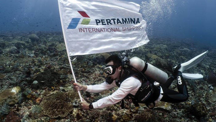 PT Pertamina International Shipping (PIS) kembali menggelar upacara pengibaran bendera Merah Putih di bawah laut dalam rangka memperingati HUT RI ke-80.