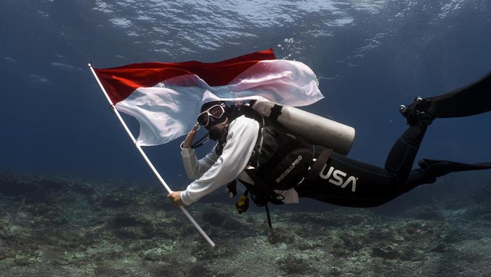 Momen PIS Gelar Upacara Bendera di Bawah Laut-Transplantasi Terumbu Karang PT Pertamina International Shipping (PIS) kembali menggelar upacara pengibaran bendera Merah Putih di bawah laut dalam rangka memperingati HUT RI ke-80.