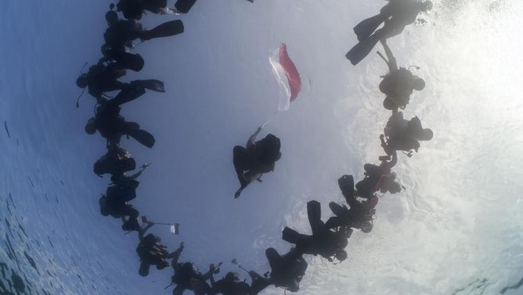 Momen PIS Gelar Upacara Bendera di Bawah Laut-Transplantasi Terumbu Karang