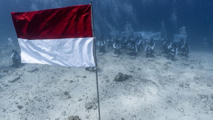 PT Pertamina International Shipping (PIS) kembali menggelar upacara pengibaran bendera Merah Putih di bawah laut dalam rangka memperingati HUT RI ke-80.