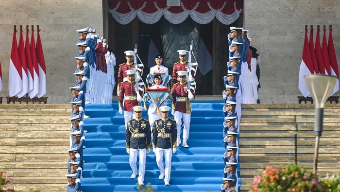 Purna Paskibraka Duta Pancasila 2024, Kirana Ashawidya Baskara (depan) dan Ni Komang Tri Setia (belakang) membawa baki duplikat Bendera Pusaka Merah Putih dan Teks Proklamasi menuju Kereta Kencana Garuda Prabayeksa saat Kirab Merah Putih HUT ke-80 Republik Indonesia di Monas, Jakarta, Minggu (17/8/2025). Kirab tersebut menuju Istana Merdeka untuk pelaksanaan upacara HUT ke-80 RI dengan tema Bersatu Berdaulat, Rakyat Sejahtera, Indonesia Maju. ANTARA FOTO/Sulthony Hasanuddin/bar