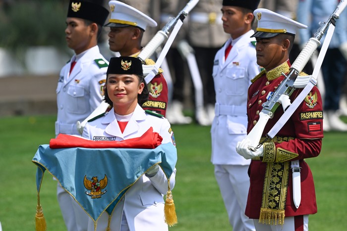 Paskibraka pembawa baki Bianca Alessia Christabella membawa duplikat Bendera Pusaka Merah Putih untuk dikibarkan dalam Upacara Peringatan Detik-Detik Proklamasi Kemerdekaan ke-80 Republik Indonesia di Istana Merdeka, Jakarta, Minggu (17/8/2025). HUT 