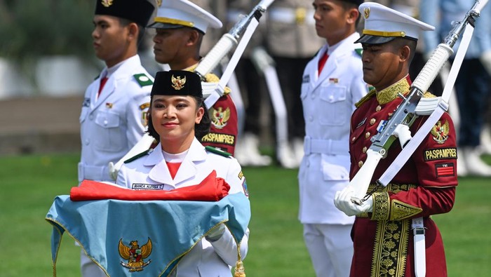Paskibraka pembawa baki Bianca Alessia Christabella membawa duplikat Bendera Pusaka Merah Putih untuk dikibarkan dalam Upacara Peringatan Detik-Detik Proklamasi Kemerdekaan ke-80 Republik Indonesia di Istana Merdeka, Jakarta, Minggu (17/8/2025). HUT Ke-80 RI tersebut mengangkat tema Bersatu, Berdaulat, Rakyat Sejahtera, Indonesia Maju. ANTARA FOTO/Galih Pradipta/wpa.
