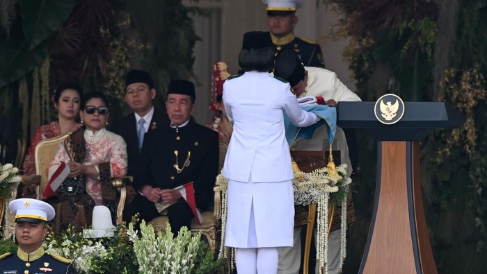 Presiden Prabowo Subianto (kanan) mencium duplikat Bendera Merah Putih saat diserahkan kepada Paskibraka pembawa baki Bianca Alessia Christabella untuk dikibarkan dalam Upacara Peringatan Detik-Detik Proklamasi Kemerdekaan ke-80 Republik Indonesia di Istana Merdeka, Jakarta, Minggu (17/8/2025). HUT Ke-80 RI tersebut mengangkat tema Bersatu, Berdaulat, Rakyat Sejahtera, Indonesia Maju. ANTARA FOTO/Galih Pradipta/wpa.