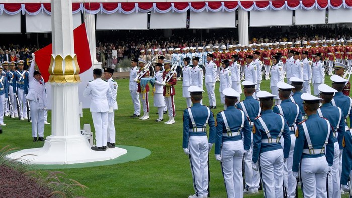 Pasukan Pengibar Bendera Pusaka (Paskibraka) mengibarkan duplikat Bendera Pusaka Merah Putih Upacara pada upacara Peringatan Detik-detik Proklamasi Kemerdekaan ke-80 Republik Indonesia di Istana Merdeka, Jakarta, Minggu (17/8/2025). HUT Ke-80 RI tersebut mengangkat tema Bersatu, Berdaulat, Rakyat Sejahtera, Indonesia Maju. ANTARA FOTO/Galih Pradipta/wpa/bar