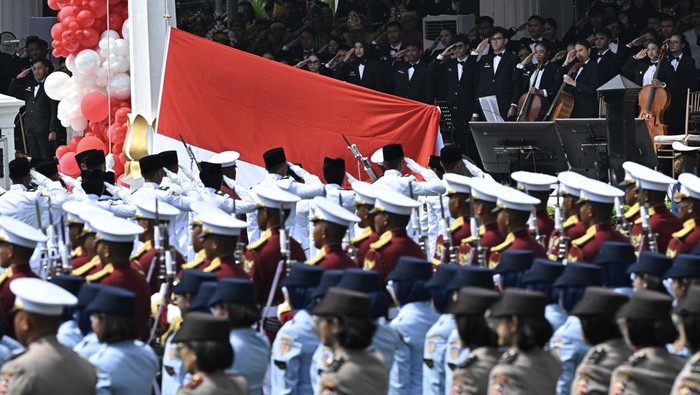 Pasukan Pengibar Bendera Pusaka (Paskibraka) mengibarkan Bendera Merah Putih saat Upacara Peringatan Detik-Detik Proklamasi Kemerdekaan ke-80 Republik Indonesia di Istana Merdeka, Jakarta, Minggu (17/8/2025). Peringatan HUT ke-80 RI bertemakan Bersatu, Berdaulat, Rakyat Sejahtera, Indonesia Maju. ANTARAFOTO/Aditya Pradana Putra/mrh/bar