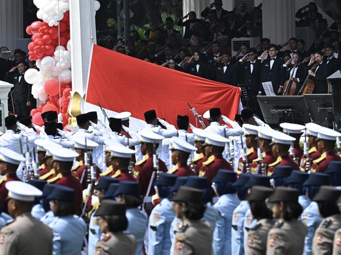 Pasukan Pengibar Bendera Pusaka (Paskibraka) mengibarkan Bendera Merah Putih saat Upacara Peringatan Detik-Detik Proklamasi Kemerdekaan ke-80 Republik Indonesia di Istana Merdeka, Jakarta, Minggu (17/8/2025). Peringatan HUT ke-80 RI bertemakan Bersatu, Berdaulat, Rakyat Sejahtera, Indonesia Maju. ANTARAFOTO/Aditya Pradana Putra/mrh/bar