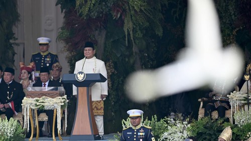 Presiden Prabowo Subianto memimpin Upacara Peringatan Detik-Detik Proklamasi Kemerdekaan ke-80 RI di Halaman Istana Merdeka, Jakarta, Minggu (17/8/2025). Peringatan HUT ke-80 RI bertemakan Bersatu, Berdaulat, Rakyat Sejahtera, Indonesia Maju. ANTARA FOTO/Galih Pradipta/wpa/sgd